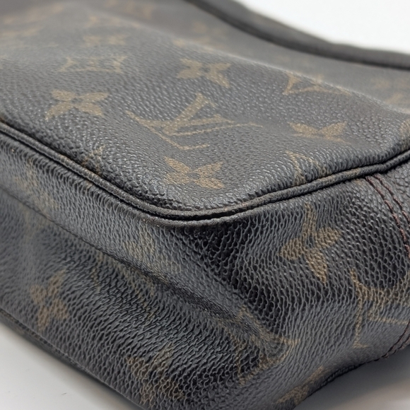 Louis Vuitton Monogram Toiletry Pouch 23 - Picture 7 of 10